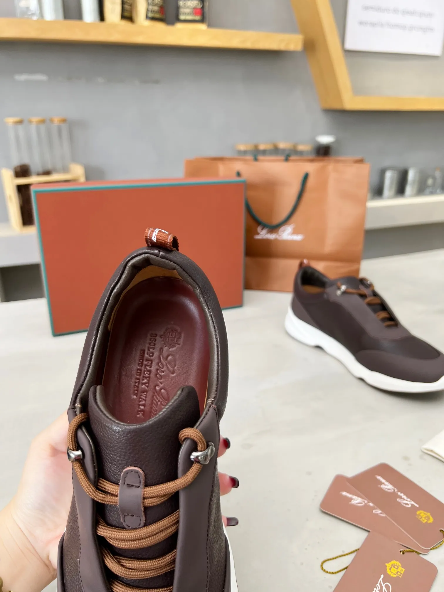 Men's shoes 💰660 🧚‍♂️Loro Piana*👉Top genuine grade👉Buy the original 1:1 copy💯💯💯 Founded the existing Loro Piana company on April 24, 1924. It is now the sixth generation of family business, providing top-quality products to customers who are discerning about taste and quality. ❤️ Imported silk calfskin and South Korean natural cowhide. The interior is made of imported A-grade water-dyed cowhide. 💯💯💯 Original molded base. 💯Authentic packaging code number: 39-46